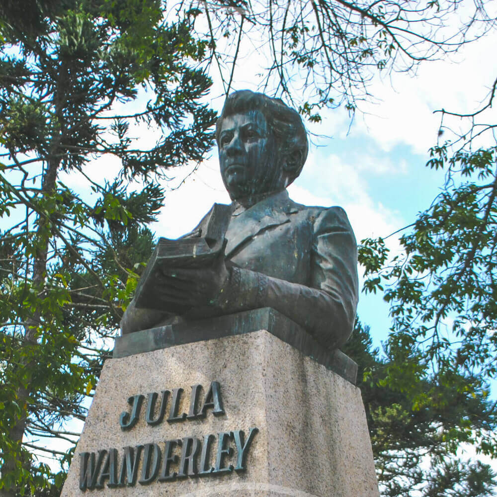 Júlia Wanderley, Na Praça Santos Andrade